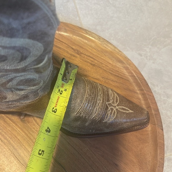 Authentic Justin - Picture 9 of 15